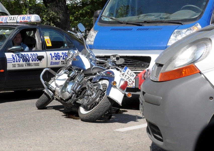 Ul. Zemborzycka: Zderzenie motocyklisty z samochodem osobowym (ZDJĘCIA)