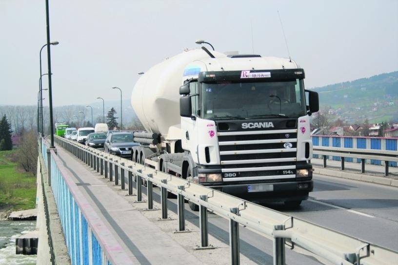 Most przez Dunajec jest niedostępny dla wielkich ciężarówek,...