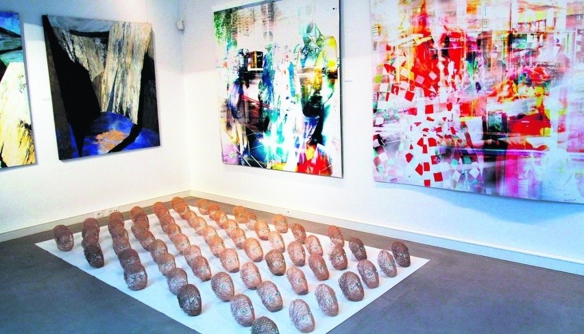Wystawa prezentuje artystyczne możliwości tkaniny