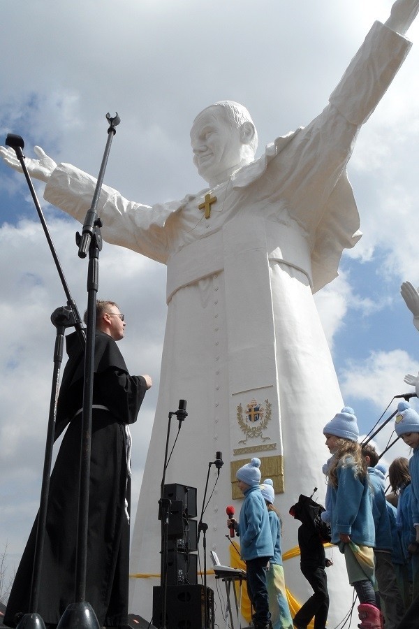W sobotę oficjalnie odsłonięto statuę Jana Pawła II. Wstęgę,...