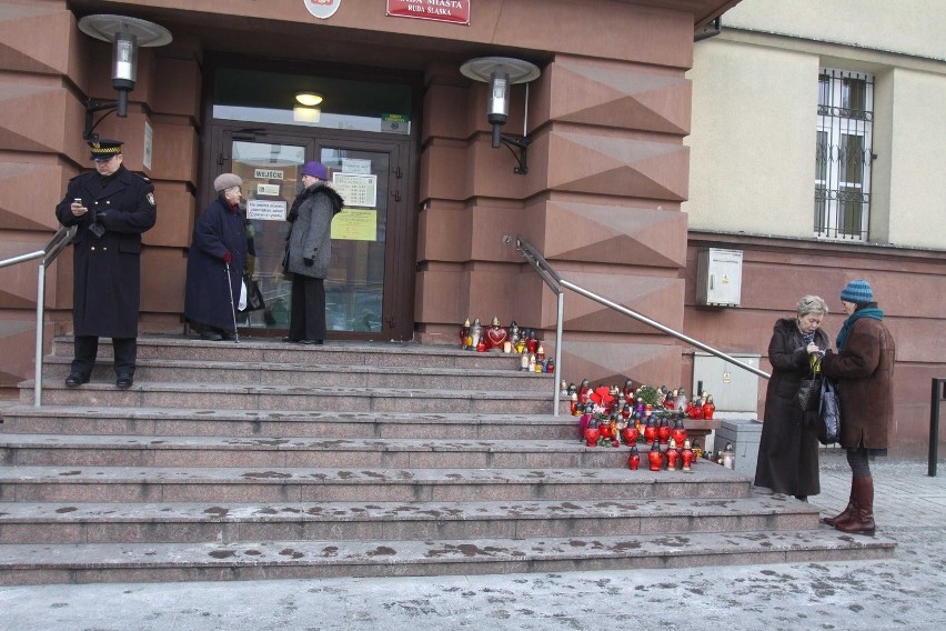 Znicze na cześć skarbniczki urzędu miasta w Rudzie Śląskiej