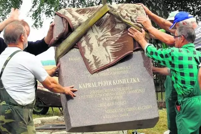 Do tej pory kapral Piotr Konieczko miał tylko swój grób w Śmiłowie, od dziś będzie miał także pamiątkowy obelisk w Jeziorkach