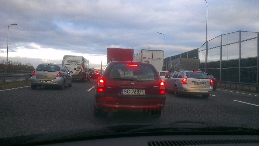 Autostrada A4 zablokowana: Dachował samochód. Sprawca uciekł