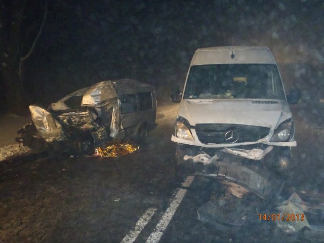 Kierowca volkswagena caddy zginął na miejscu.