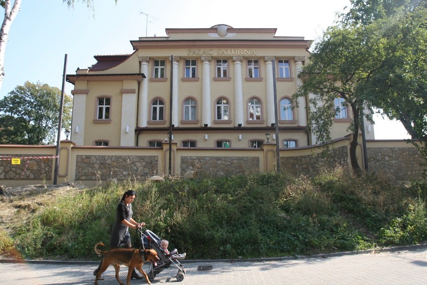 Czeladź: Przy Pałacu Saturna budują wyższy płot. Koniec z podglądaniem golasów?