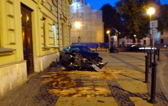 Pijany kierowca wjechał w Teatr Osterwy w Lublinie. Miał stawić się w komisariacie, ale tego nie zrobił