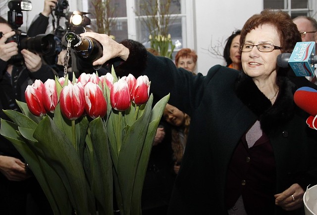 Danuta Wałęsa podczas otwarcia wystawy ochrzciła tulipany nazwane imieniem jej męża, Lecha Wałęsy
