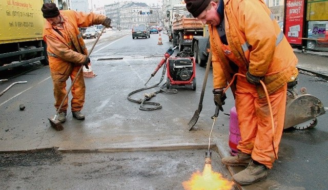 Listopad i grudzień to fatalne terminy na łatanie dziur na wrocławskich ulicach - twierdzą eksperci od budowy dróg