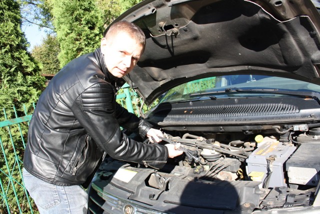 Tomasz Trociński z Olkusza musiał zmienić przewody w swoim samochodzie, bo łasica zrobiła z nich sito