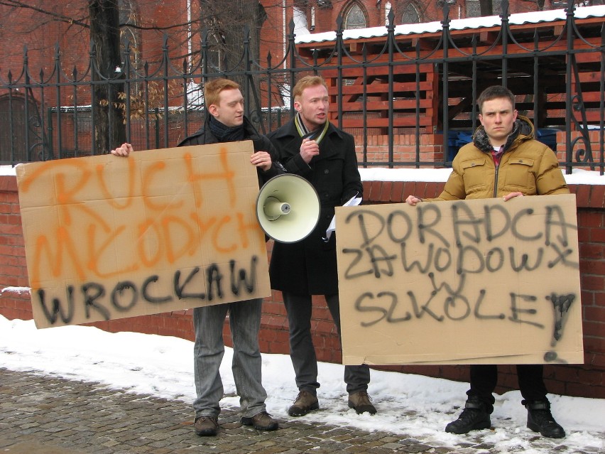Protest pod PUP we Wrocławiu. Młodzi chcą pracy zamiast kursów i szkoleń