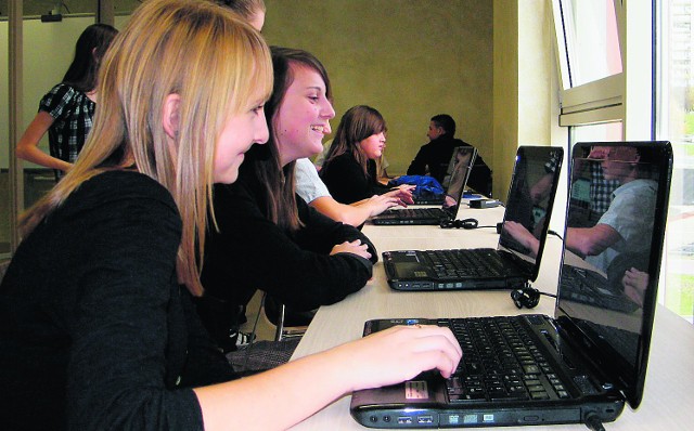 Uczniowie przed komputerem zasiadają w wolnych chwilach. Wkrótce mają z nich korzystać w szkolnej ławce