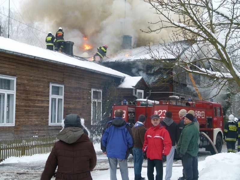Pożar w Konewce pod Tomaszowem. Palił się drewniany budynek...