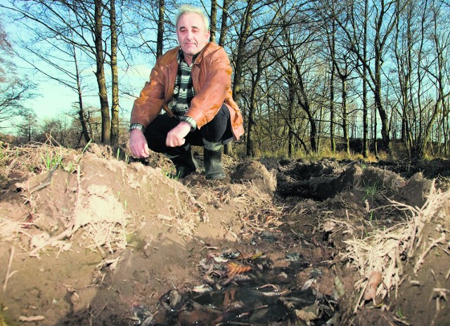 - Pęknięty wodociąg zniszczył mi pole uprawne i działkę budowlaną - mówi Marian Kania