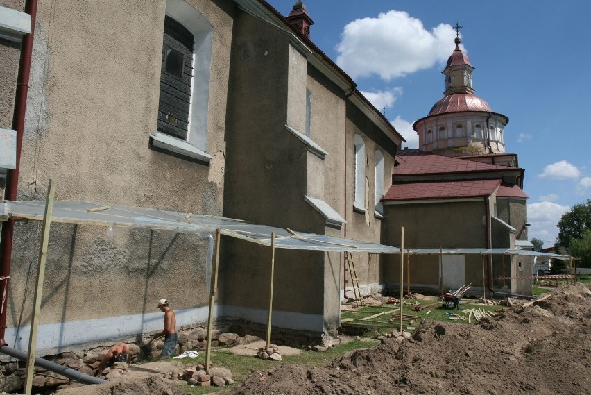 Odkryto średniowieczny cmentarz przy kościele w Brzezinach