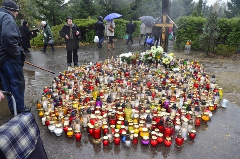 Poznańskie cmentarze we Wszystkich Świętych.