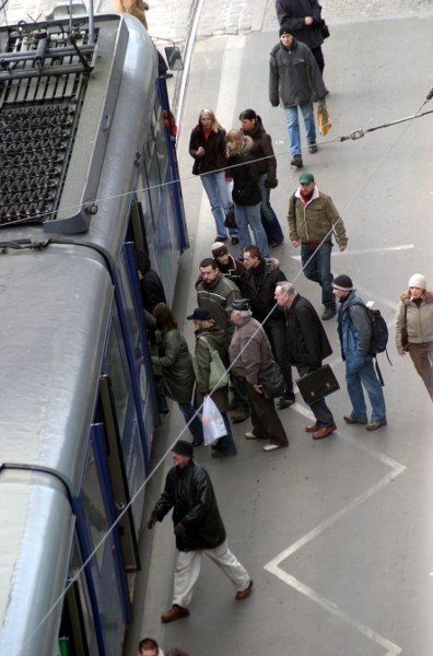 Przystanki tramwajowe na Strzeleckiej są niewygodne