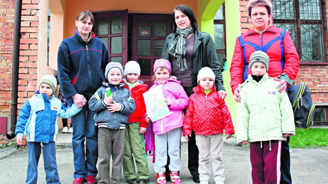 Barbara Pawlik, Beata Nowosińska i Małgorzata Wyjadłowska z dziećmi. Liczą, że we wrześniu szkoła nadal będzie czynna