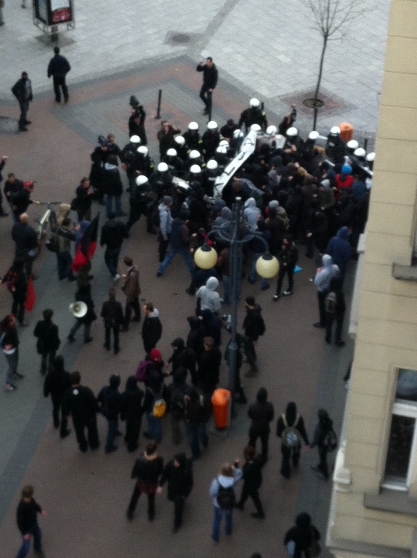 Zadyma w Katowicach: Antyfaszyści starli się z policją na marszu narodowców