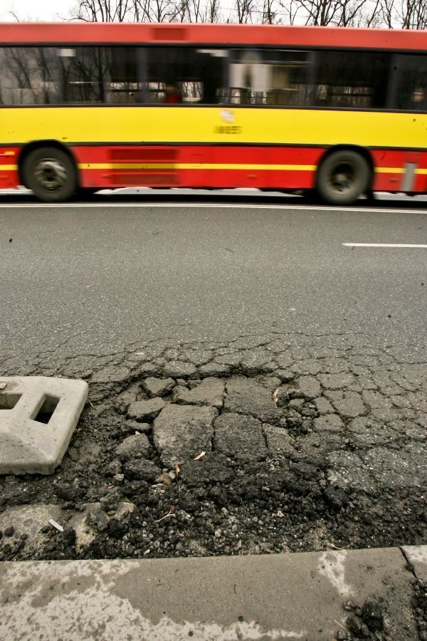 Mój Reporter: Dziury na Popowickiej. Czy ulica jest jeszcze na gwarancji?