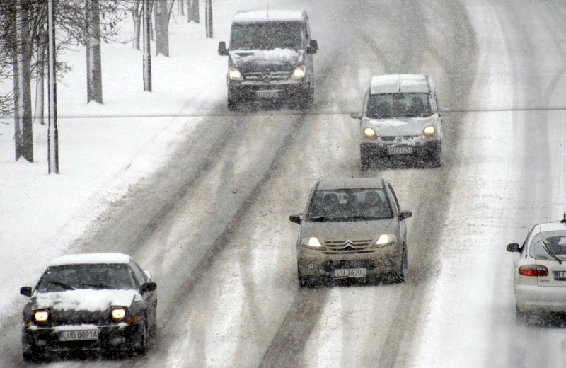 Śnieg pada, kierowcy mniej jadą, więcej stoją w korkach (wideo)