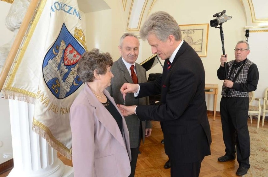 32 małżeństwa zaprosił w poniedziałek prezydent Poznania do...