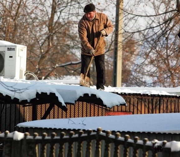 Mysłowice: Trzeba odśnieżać nie tylko dachy, ale i daszki