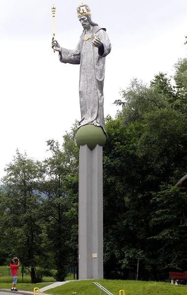 Papież na 4 piętra, czyli gigantomania w sztuce sakralnej