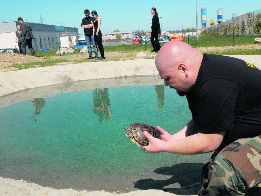 - Głębokie na trzy metry oczko wodne to raj dla...