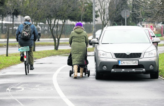 Parkowanie samochodów na chodnikach to we Wrocławiu powszechna praktyka