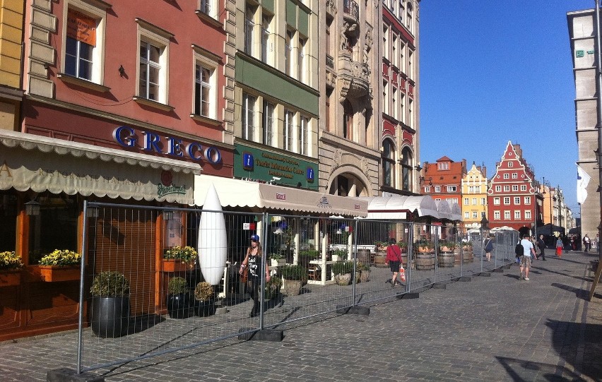 Budują strefę kibica. Otaczają Rynek płotem (ZDJĘCIA)