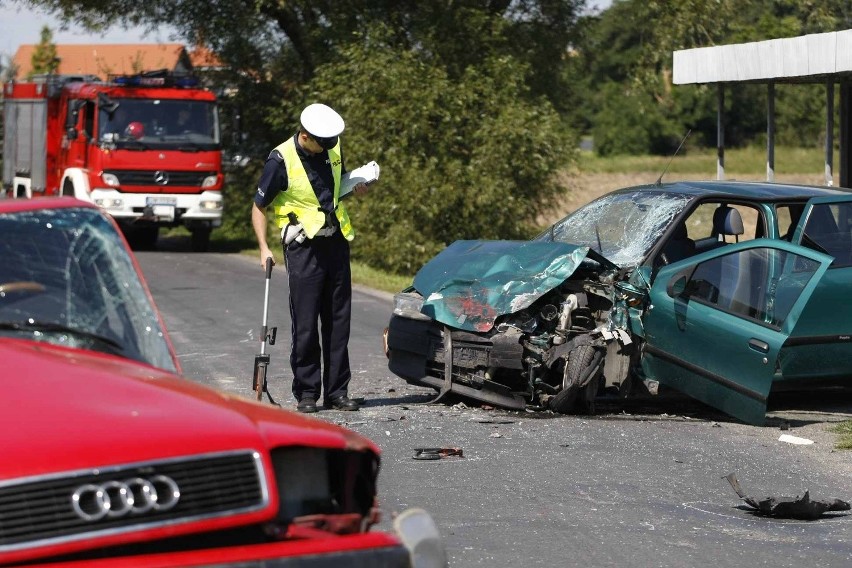 Wrocław: Wypadek na Szewczenki. Auto wpadło na przystanek. Są ranni (ZDJĘCIA)