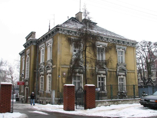 IV Komisariat Policji mieści się w domu wybudowanym w 1897 roku, co niestety widać