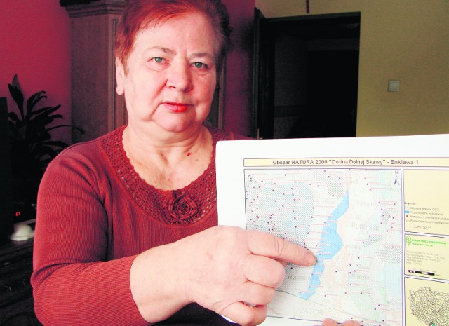 Franciszka Jarosz pokazuje mapę, na której widać, jak zmieni się granica Natury 2000