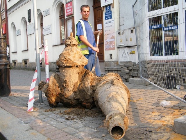 Andrzej Waliczek ze 150 kilogramową niemiecką zasuwą