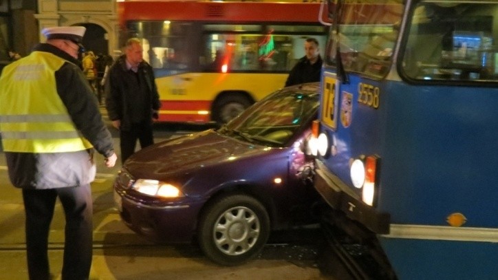 Wrocław: Tramwaj linii 73 zderzył się z autem (ZOBACZ)