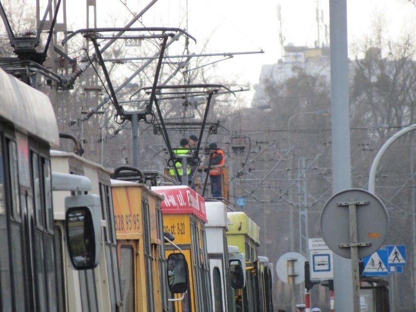 Wrocław: Zerwana trakcja, tramwaje nie dojeżdżały na pętlę przy ul. Ślężnej (ZDJĘCIA)