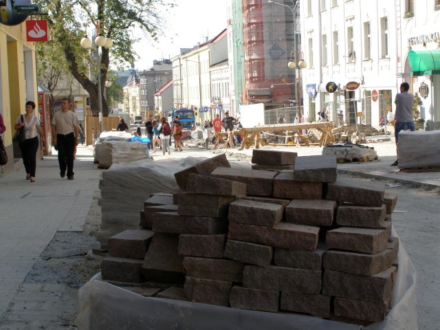 Część ułożonego kamienia trzeba było wydłubywać z ulicy, resztę odesłać producentowi