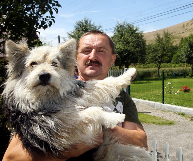 Tomasz Mróz mieszka przy kamieniołomie i ma psa, który żyjąc tam od lat, wciąż boi się huku