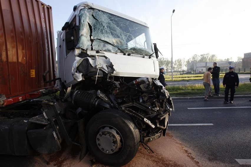 Legnica: Tir wjechał w zamiatarkę ulic (ZDJĘCIA)