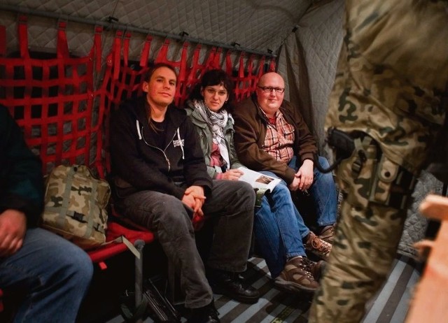 Nasi korespondenci w  samolocie, od lewej: Mikołaj Nowacki (fotoreporter), Anna Gabińska i Robert Migdał