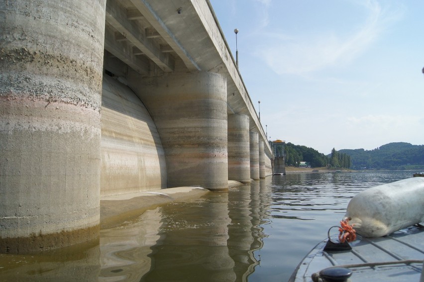 Wodę w Jeziorze Rożnowskim spuszczono, żeby wykonać remont...