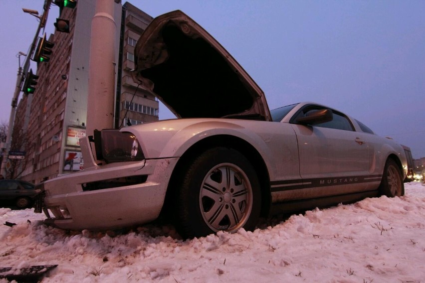 Wrocław: Ford mustang uderzył w słup na pl. Strzegomskim (ZDJĘCIA)