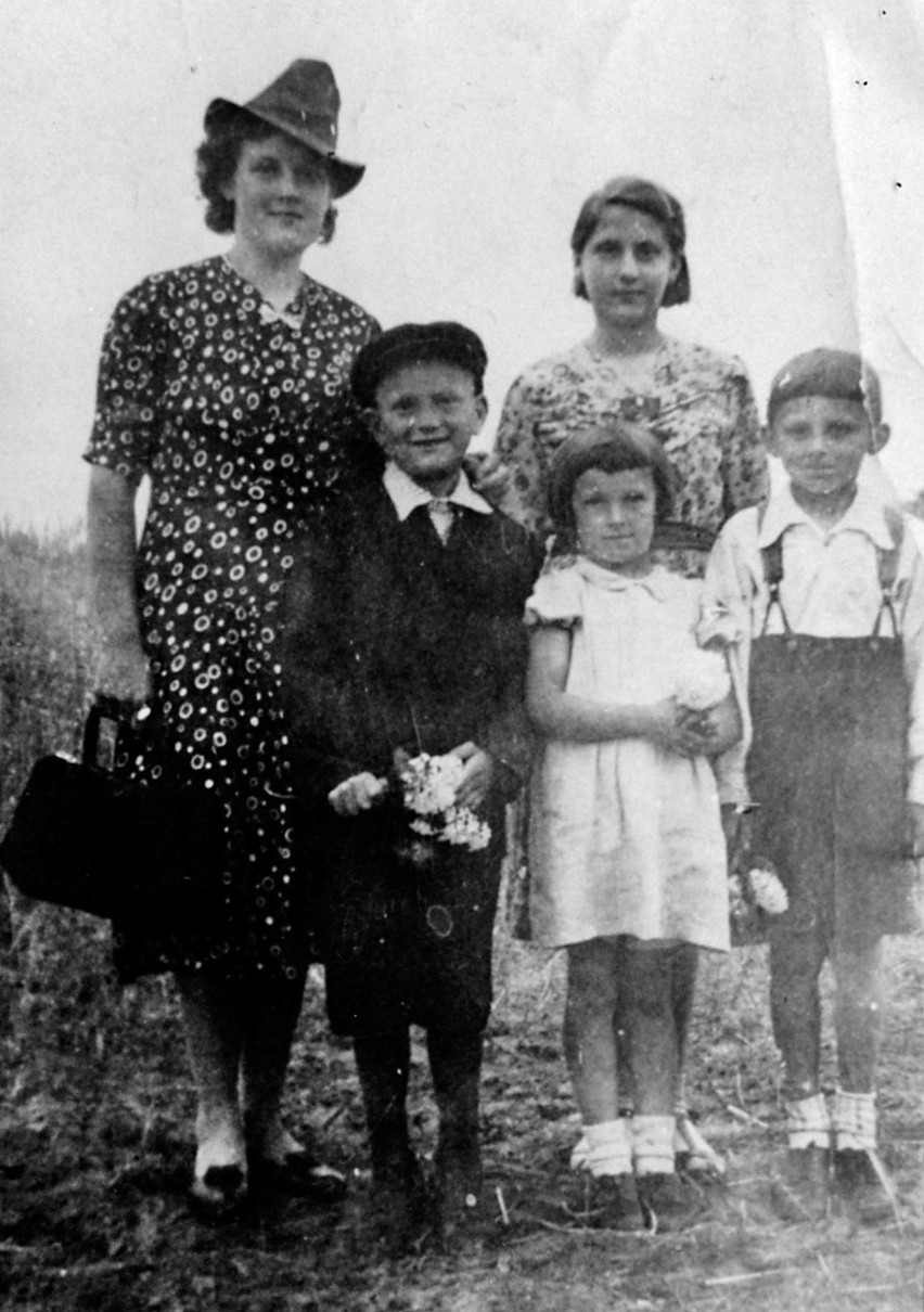 Sebastian (pierwszy z prawej) z rodziną. 1941 rok