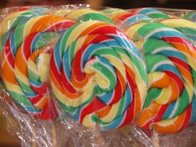Źródło: http://commons.wikimedia.org/wiki/File:Multi-coloured_lollipops_in_wrappers,_2006.jpg