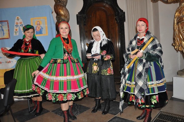 W sposób teatralny odtworzona została procesja ze świecami na pamiątkę starca Symeona, który nazwał Jezusa "światłem na oświecenie pogan". "Ksinzoki" przypomniały także, skąd wzięła się nazwa święta Matki Bożej Gromnicznej. Nie zabrakło również pieśni obrzędowych w wykonaniu zespołu. Ważnym elementem, który zespół podkreślił w swojej inscenizacji był autentyzm językowy oraz wykonana, ciekawa dekoracja.

Całą uroczystość poprowadził Dyrektor Centrum Kultury, Turystyki i Promocji Ziemi Łowickiej Jacek Chołuj. Po występie zespołu wręczył kierownikowi muzycznemu zespołu, Stanisławowi Madanowskiemu pamiątkową statuetkę gratulacyjną z podziękowaniami za udział w spotkaniach folklorystycznych.

Kolejne spotkanie z Dziecięcym Zespołem Ludowym &#8222;Jarzębina&#8221; z Zielkowic odbędzie się 24 marca 2012 o godzinie 16 w Muzeum w Łowiczu, na którym zaprezentowany zostanie obrzęd Topienia Marzanny.

Źródło: Starostwo Powiatowe w Łowiczu