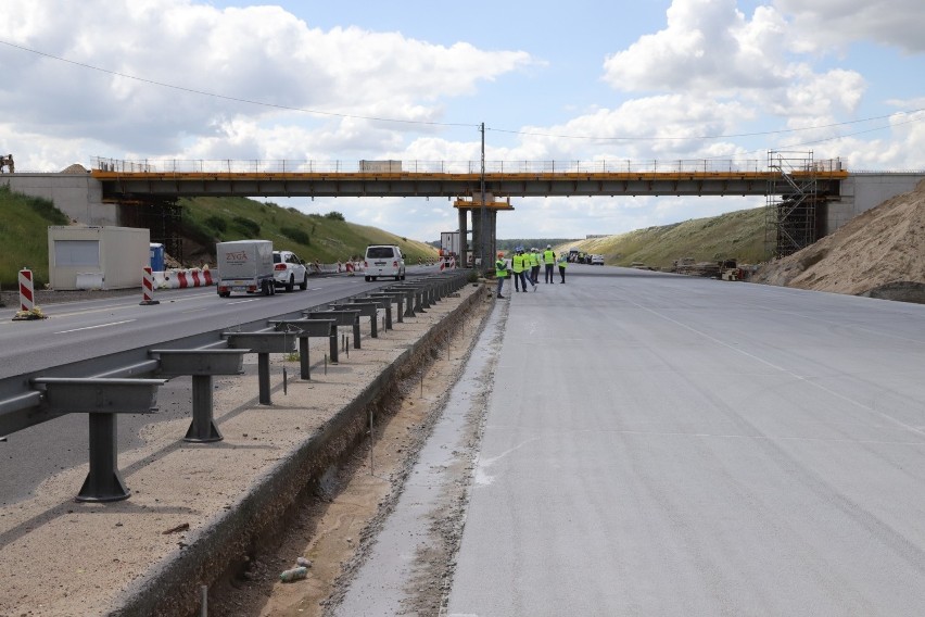 Budowa A1. Między Tuszynem a Piotrkowem jezdnia zachodnia prawie gotowa