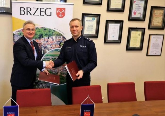 Porozumienie w sprawie dodatkowych patroli podpisali insp. Zbigniew Dychus, komendant powiatowy policji w Brzegu oraz burmistrz Jerzy Wrębiak.