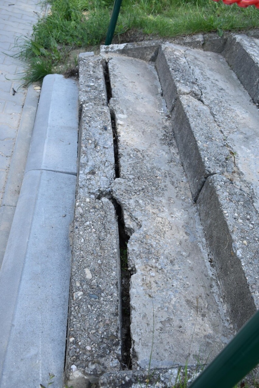 Zniszczone schody przy ulicy Tuwima w Olkuszu