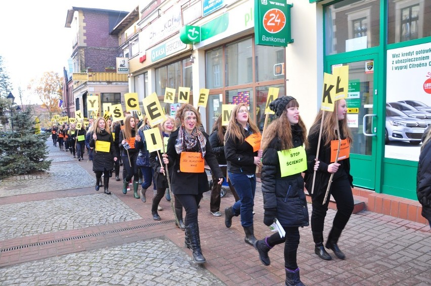 Ekologiczny happening na Rynku w Kartuzach - &quot;Jezioro marzeń - powstrzymajmy ścieki&quot;