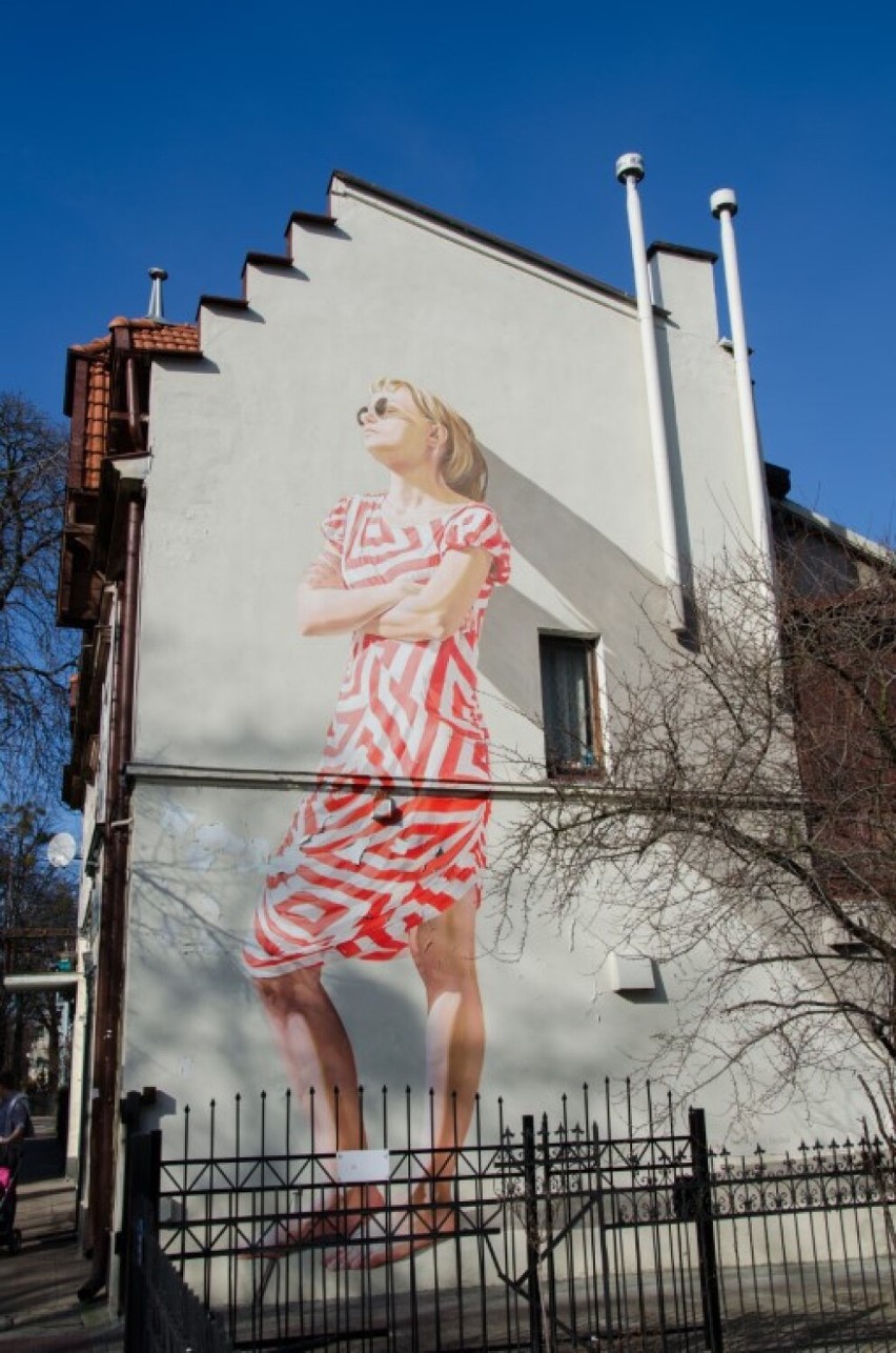 Mural "Turystka" autorstwa Anny Reinert-Faleńczyk i Jacka...